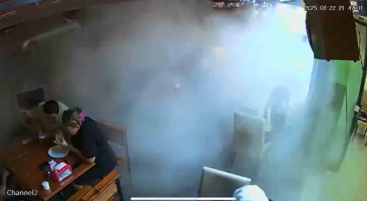 Yalovada patlayan kamyon lastiği restoranda tozu dumana kattı