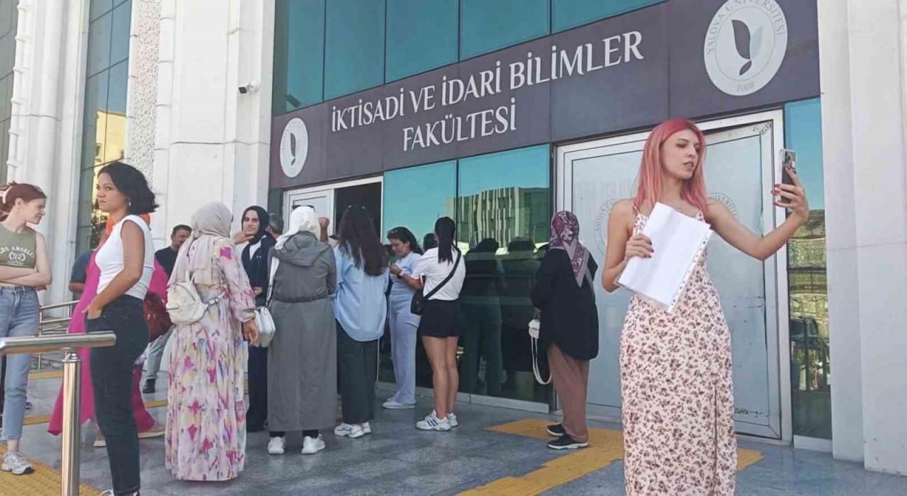 Yalovada trafik kazası nedeniyle onlarca öğrenci AÖF sınavına geç kaldı