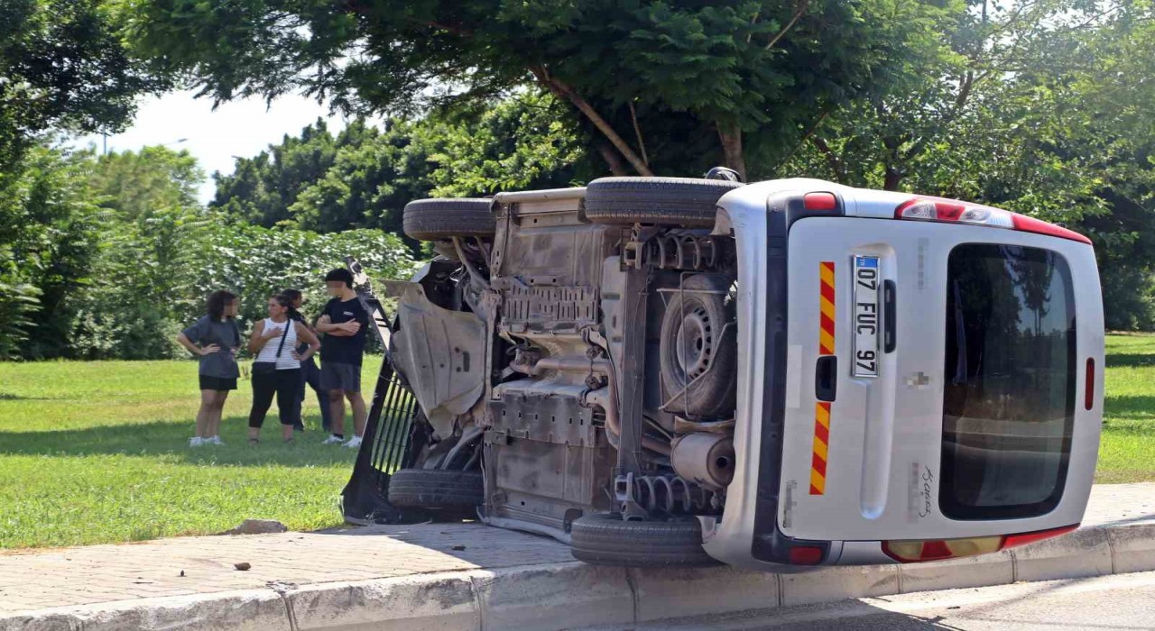 Yan yatan aracı gören 112yi aradı, ekipler anne ve kızının sıyrık dahi almadığını görünce şaşkınlık yaşadı