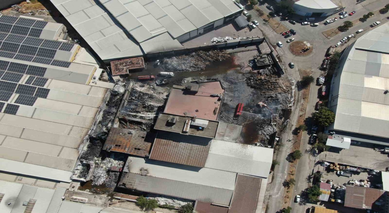 Yanan fabrika havadan görüntülendi: Dev fabrikadan geriye yönetim binası kaldı