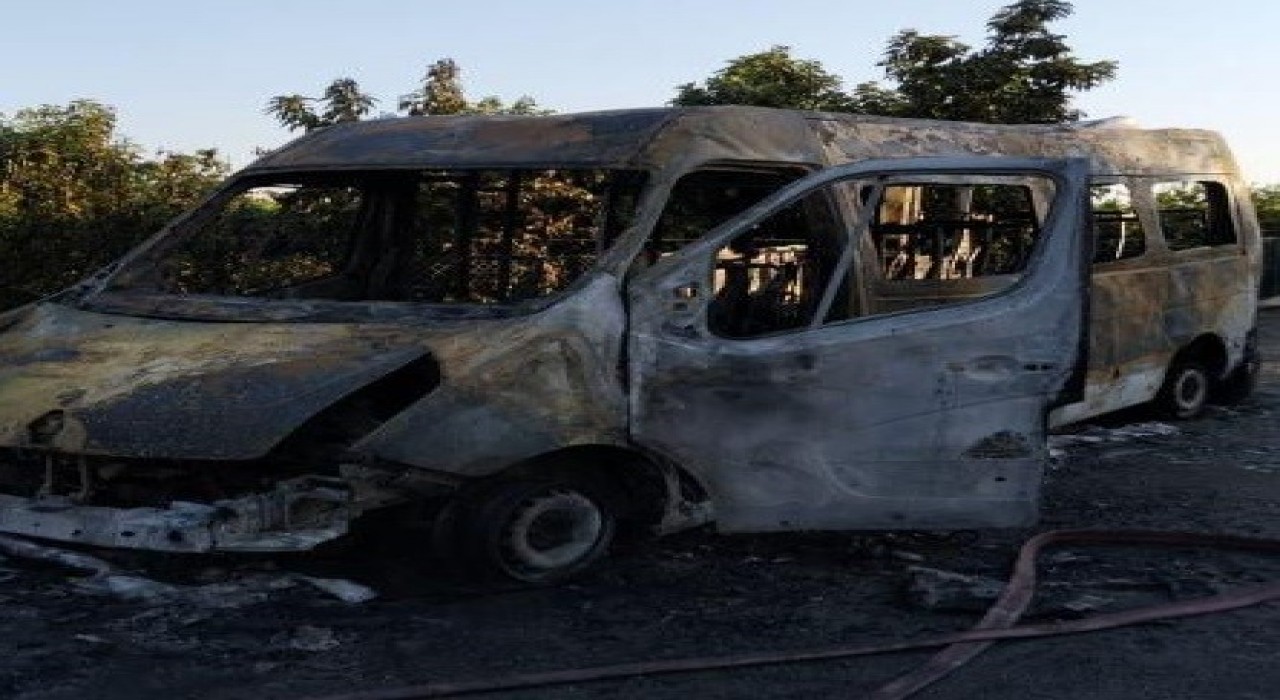 Yanan minibüs kullanılamaz hale geldi
