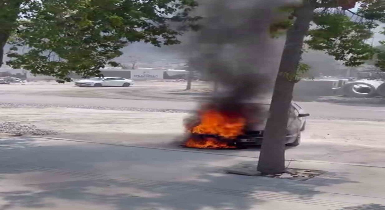 Yanan otomobilin imdadına beton mikseri yetişti
