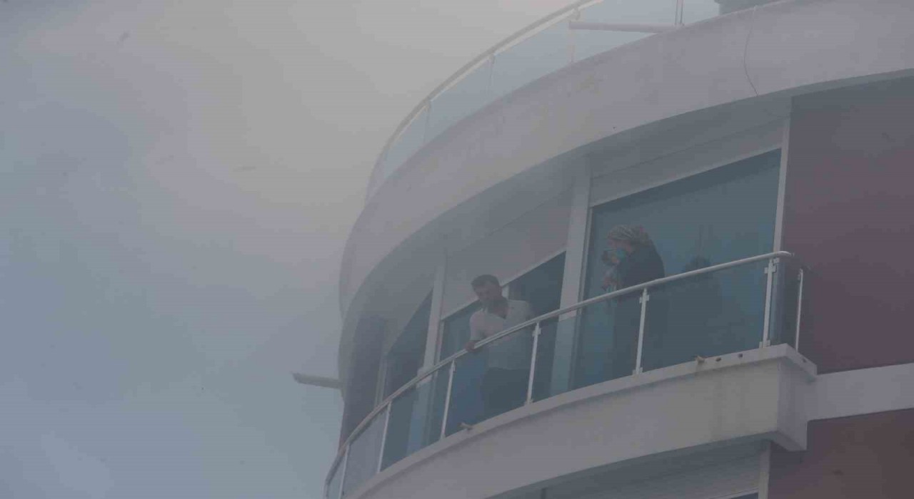 Yangın çıkan binada mahsur kaldıkları balkonda kurtarılmayı beklediler