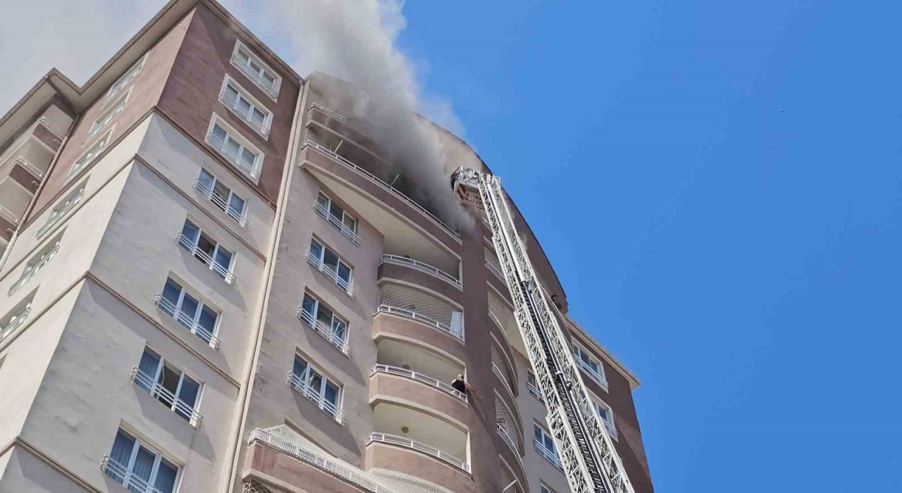 Yangında can pazarı: Mahsur kalanlar kurtarılmaya çalışılıyor