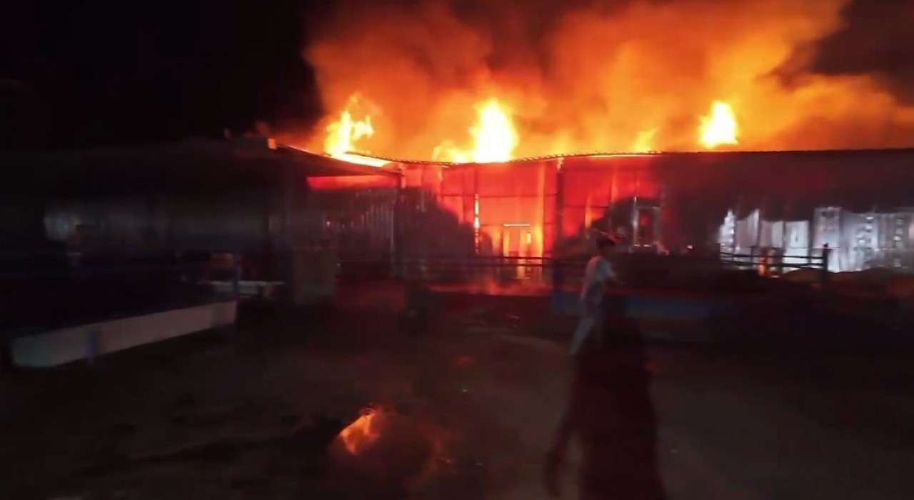 Yangını gören motosikletlinin endişesi aksiyon kamerası ile kayıt altına alındı