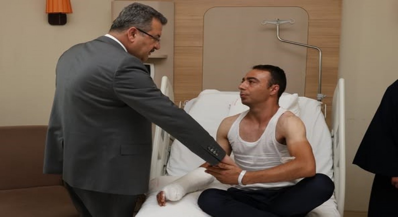 Yaralanan bekçiyi hastanede ziyaret etti