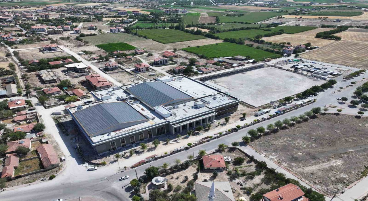 Yarı olimpik havuzlu ve FIFA standartına uygun sahalarıyla, Karataya dev spor kompleksi