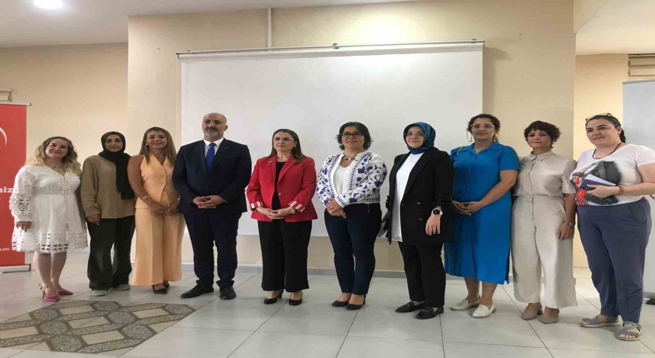 Yaşlılık Çalıştayına katılan huzurevi sakinleri Vali Arslana taleplerini iletti