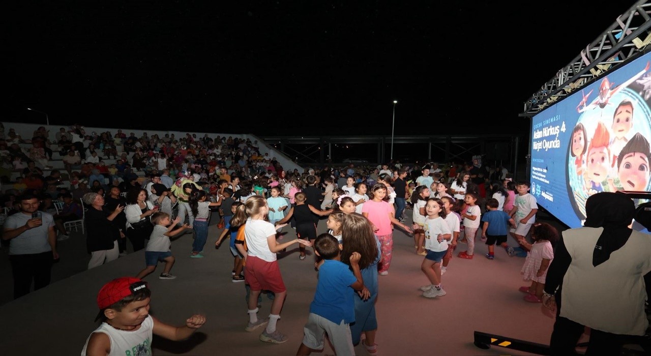 Yenikentte çocukların sinema keyfi