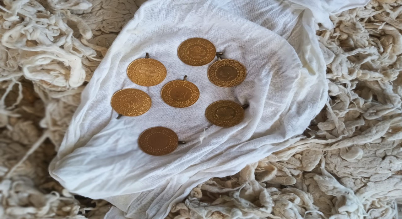 Yenilenmesi için getirilen yün yastıktan 7 Cumhuriyet altını çıktı