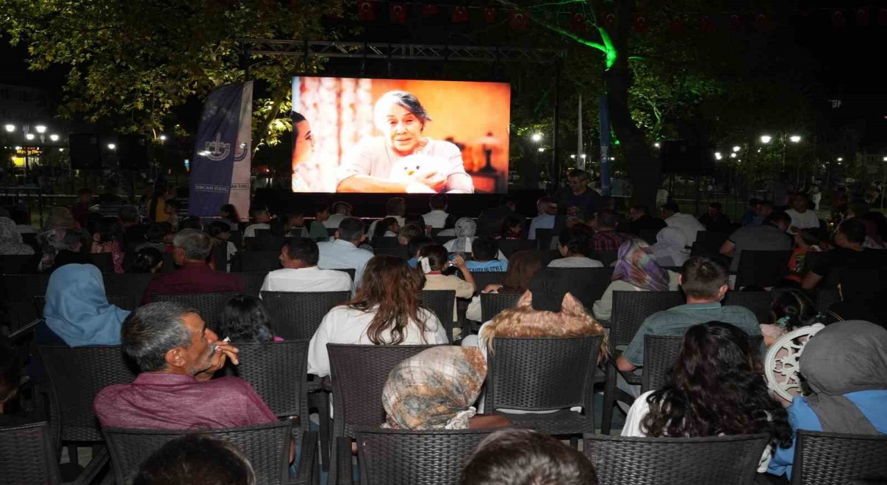 Yenişehirde açık hava sinemasıyla nostaljik hafta sonu