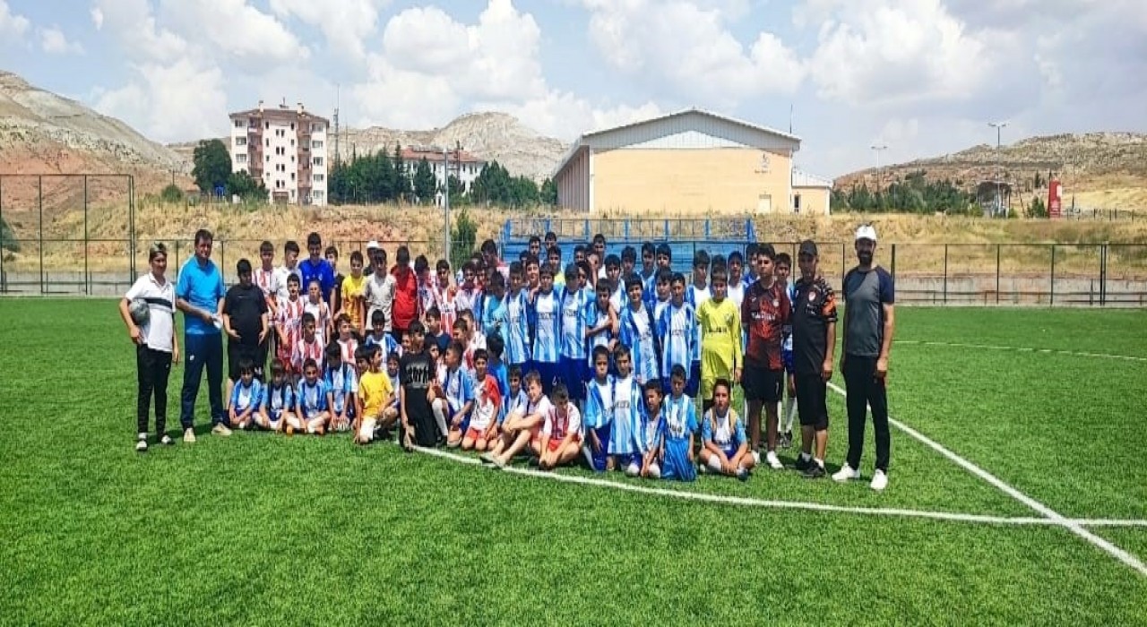 Yeşil sahada Akkışla - Palas Dostluğu