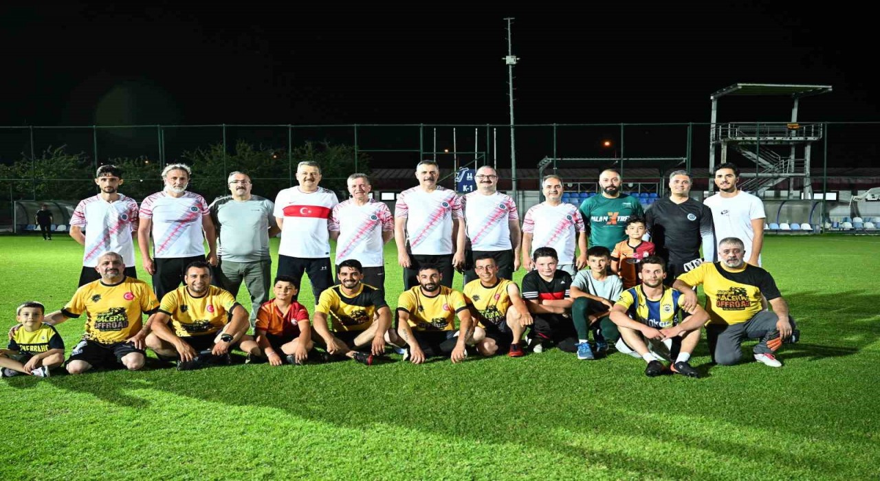 Yeşil sahada renkli buluşma