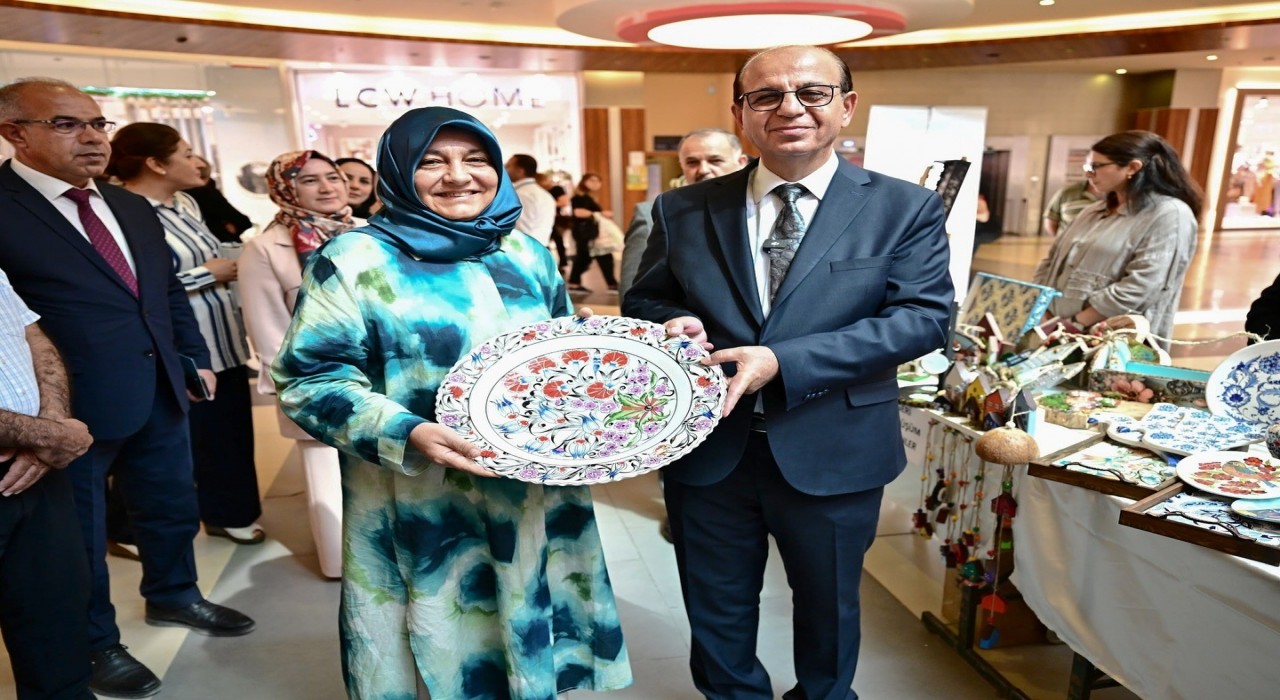 Yeşilyurtta kadınların el emeği eserleri sergilendi