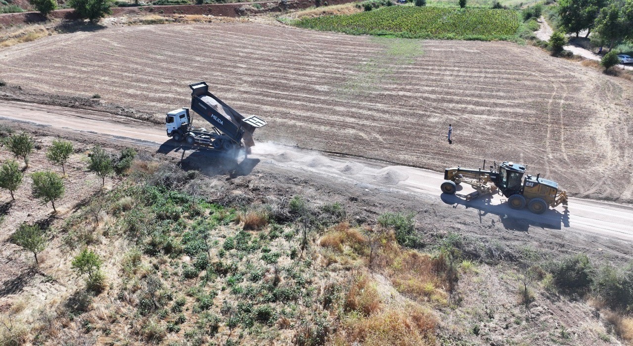 Yeşilyurtta kırsal yollar sathi asfaltla buluşuyor