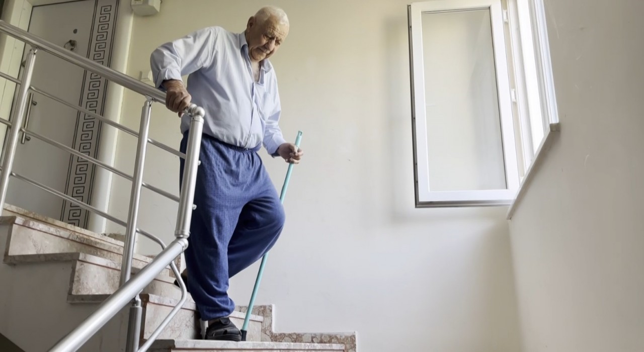 Yılların asansör sorunu yaşlı çifti evde hapis hayatı yaşatıyor