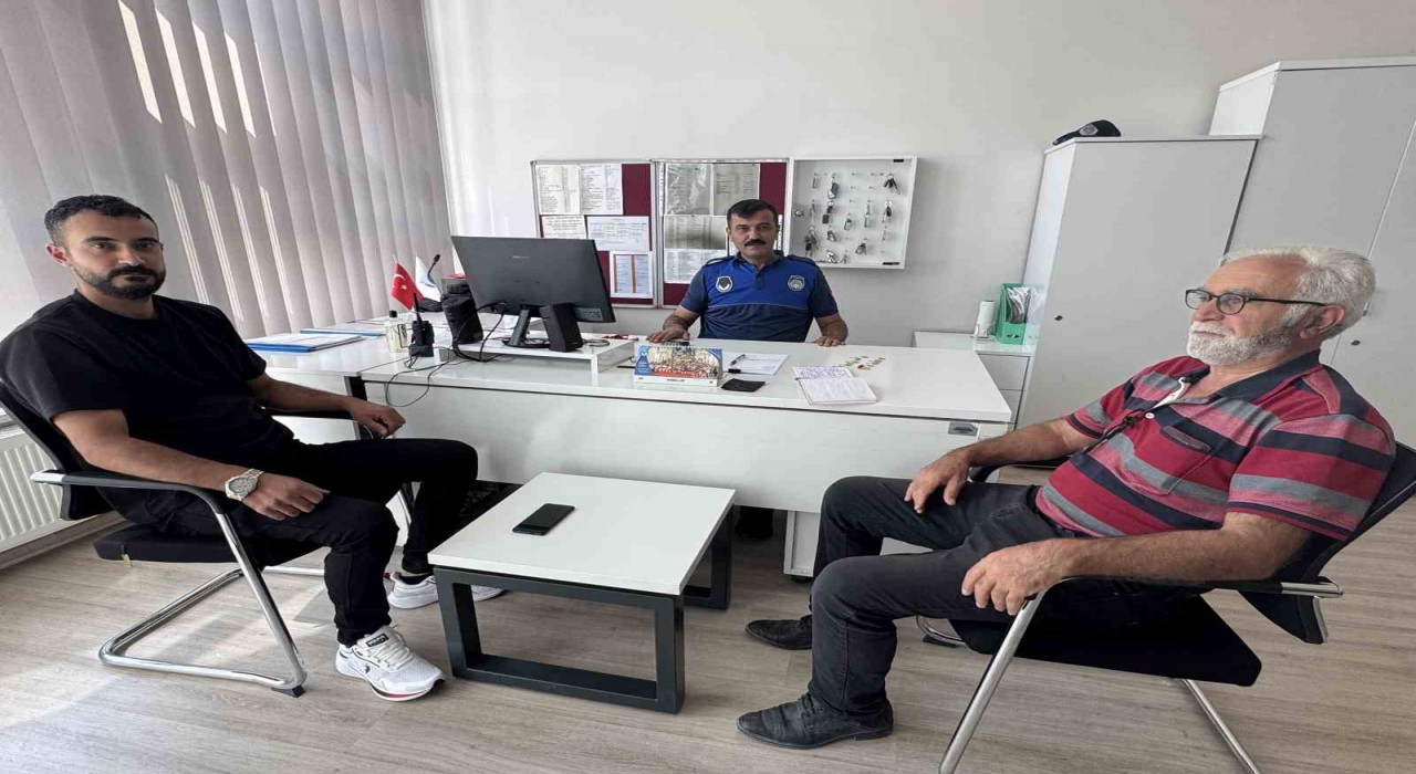 Yol kenarında bulduğu altınları sahibine teslim etti