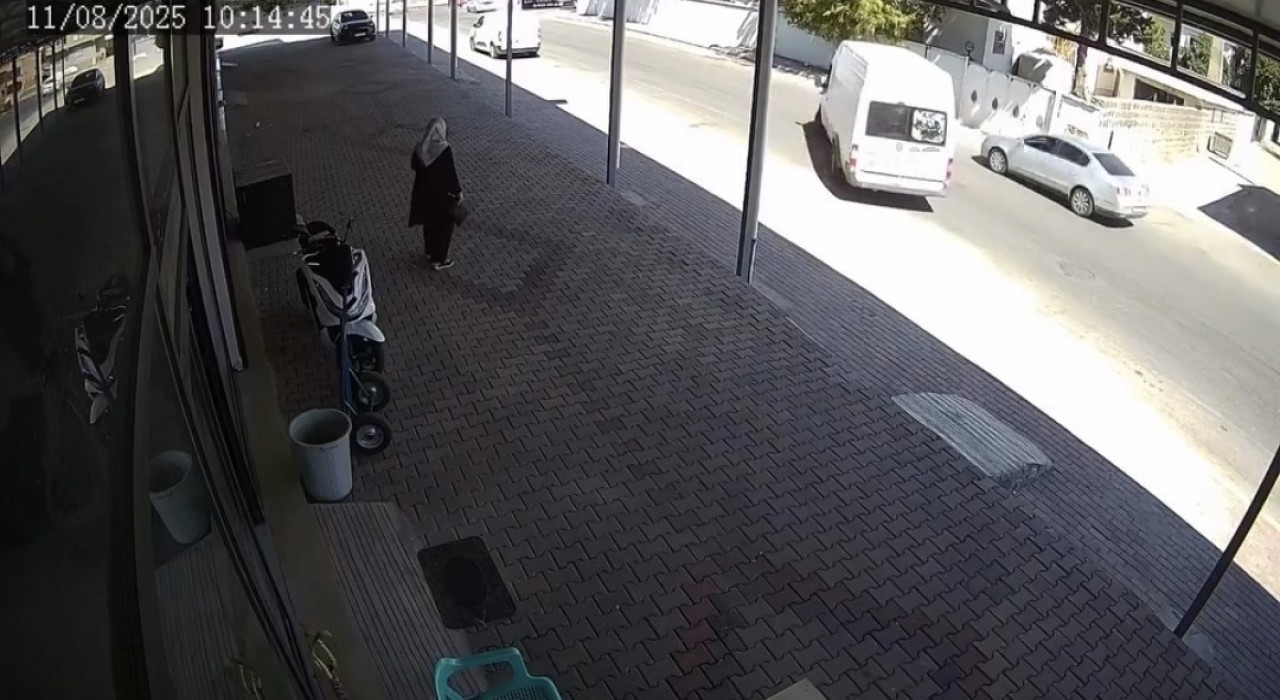 Yola kontrolsüz çıkan minibüs kazaya neden oldu