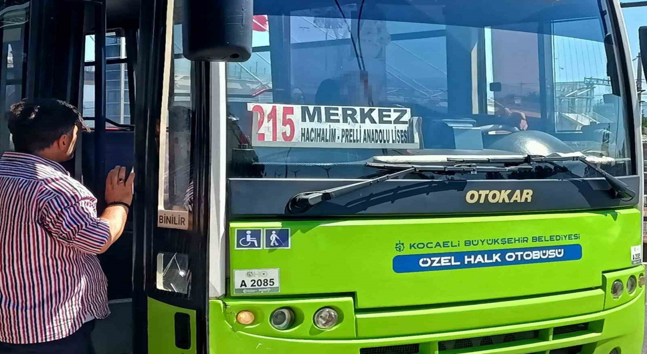 Yolcuyu demir sopa aile kovaladığı iddia edilen otobüs şoförü, polis gelince bıçağını boynuna dayadı