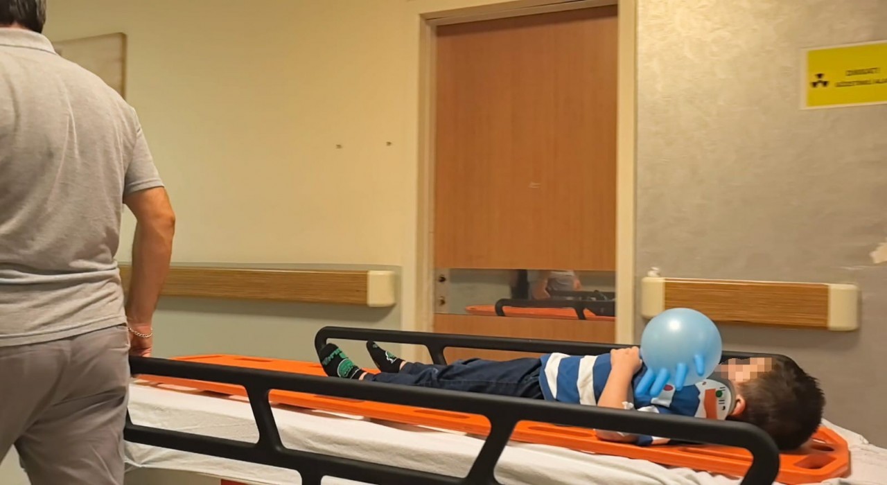 Yolun karşısına geçen aileye otomobil çarptı : 1i ağır 4 yaralı