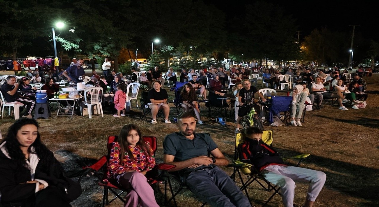 Yoncalıda vatandaşlar açık hava sinemasının keyfini çıkardı