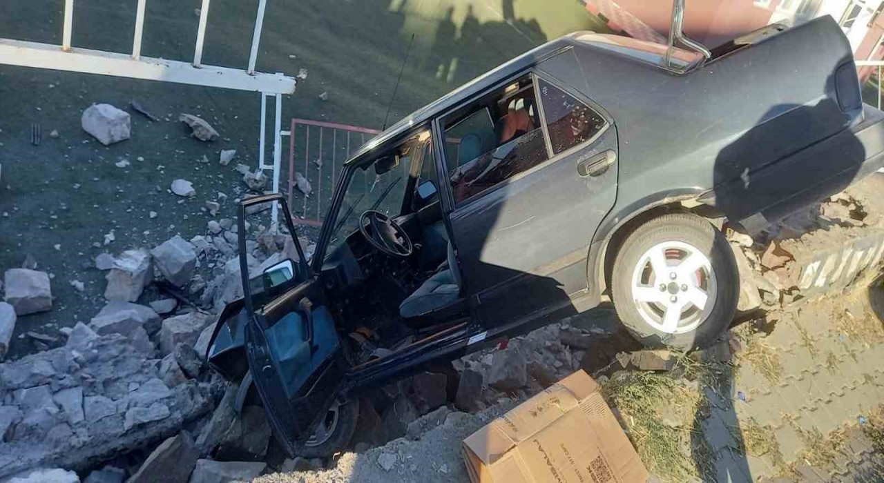 Yozgatta kontrolden çıkan otomobil okulun bahçesine uçtu