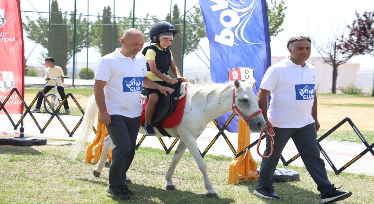 Yozgatta minikler at binmenin heyecanını yaşadı