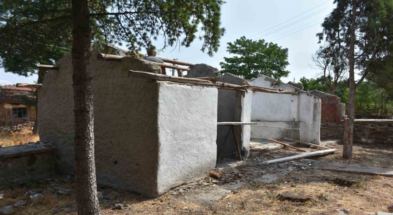 Yukarıkuzfındık Mahallesinde bulunan caminin şadırvan ve tuvaletleri yenileniyor