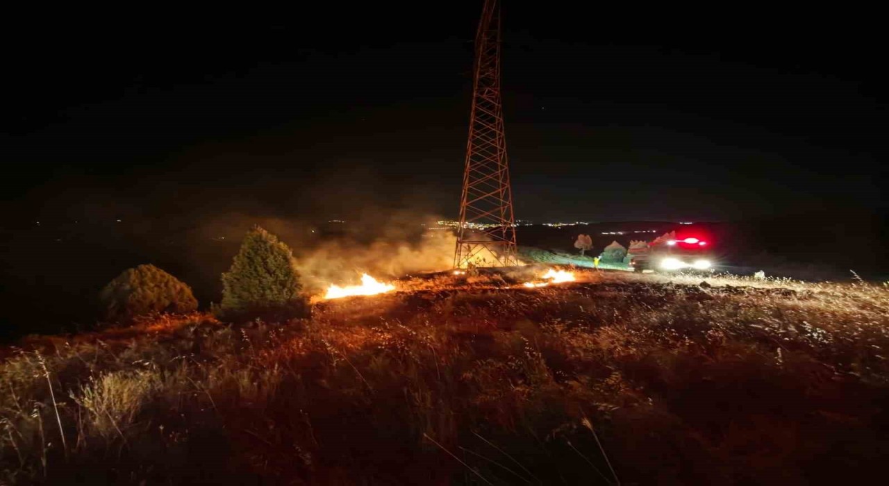 Yüksek gerilim hattı altında çıkan yangın korkuttu