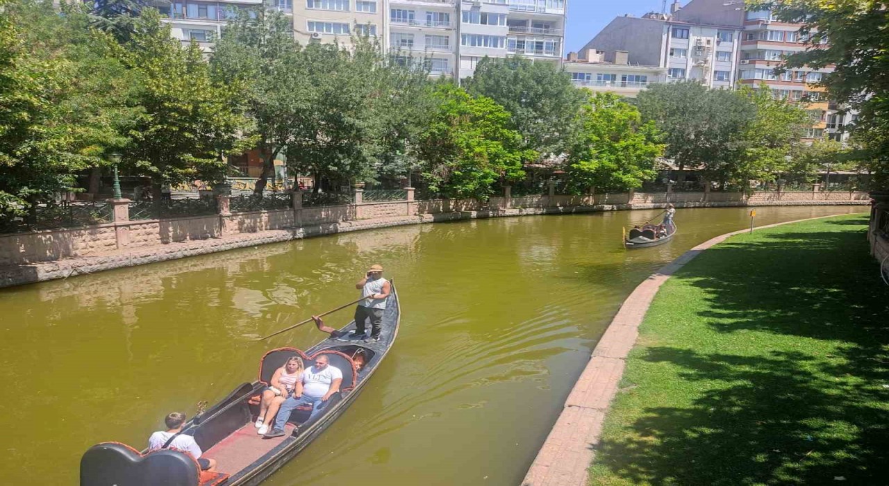 Yüksek sıcaklıklara rağmen turistler gondollardan vazgeçmedi