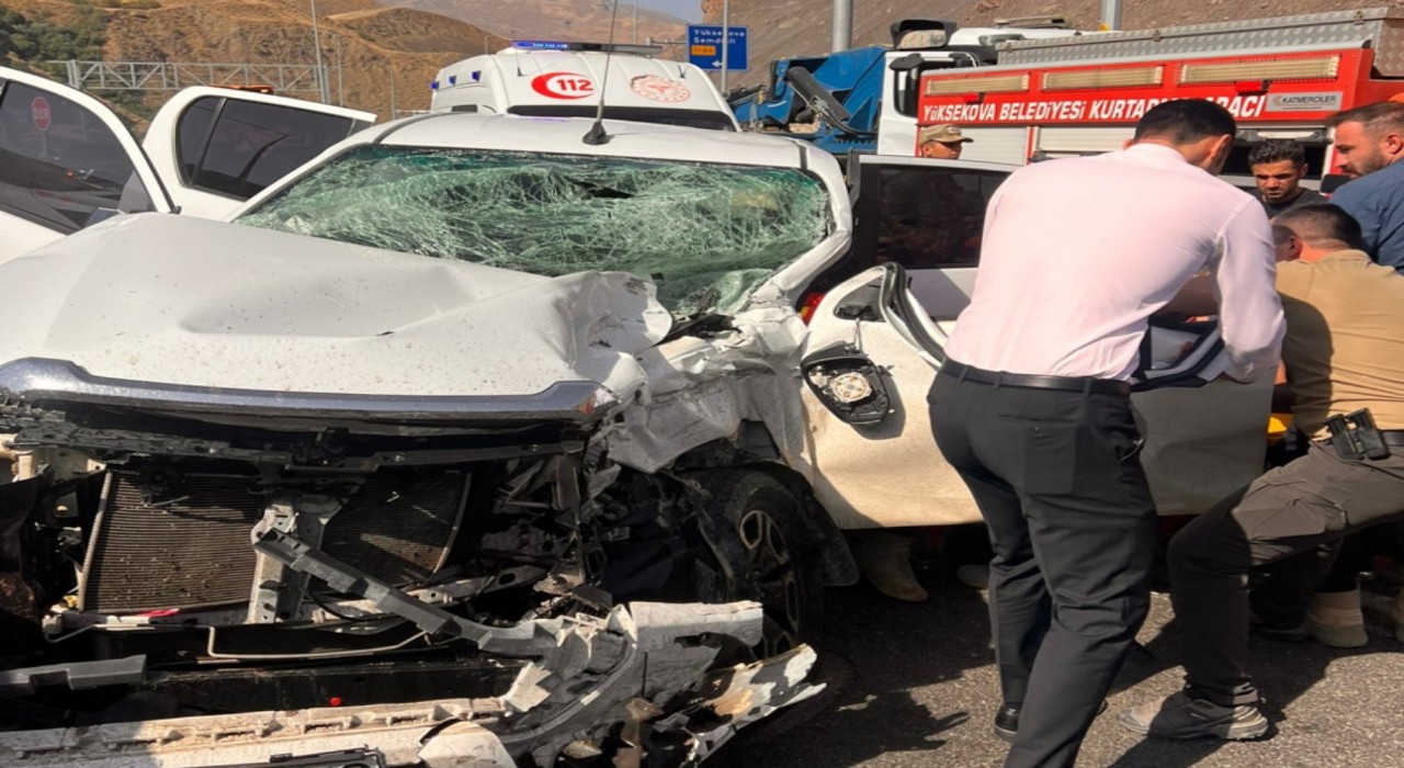 Yüksekova-Van kara yolunda trafik kazası: 3 yaralı