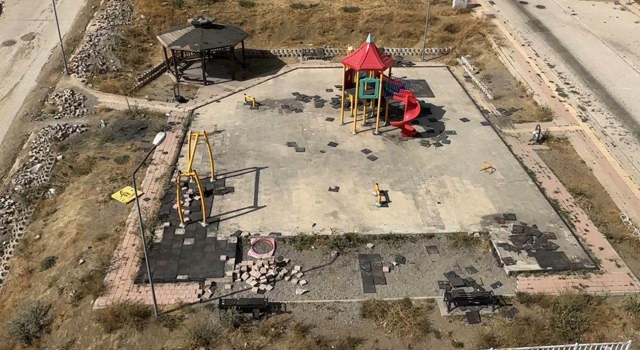 Yüksekovada çocuk parkına zarar verildi