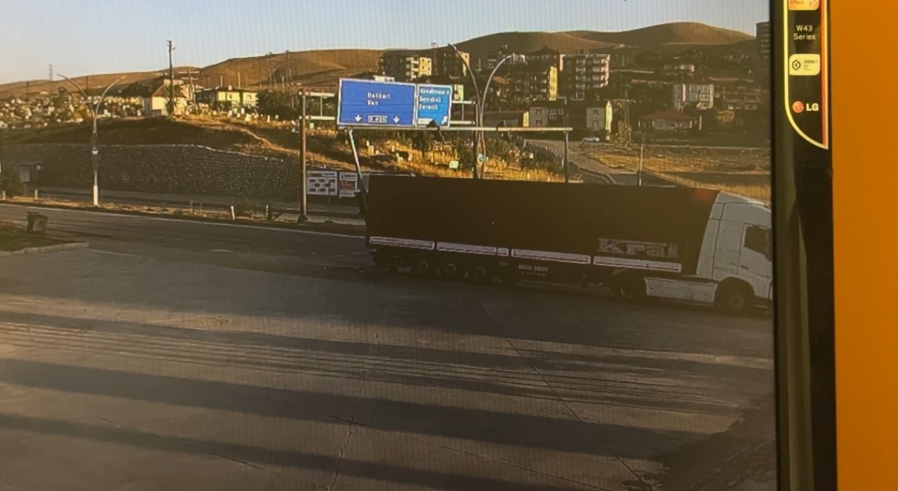 Yüksekovada sinyalizasyon direğine çarpan tır güvenlik kamerasına yansıdı