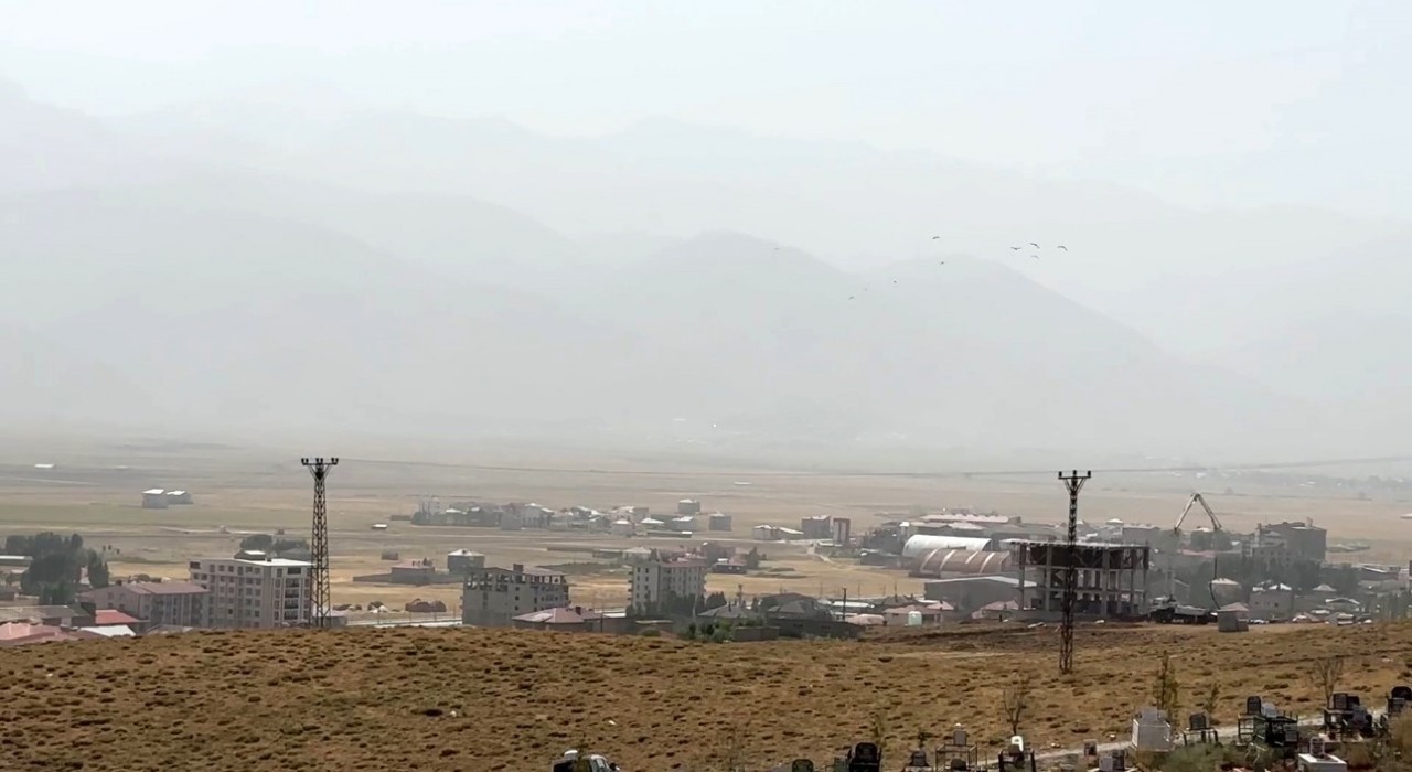 Yüksekovada toz taşınımı etkili oldu