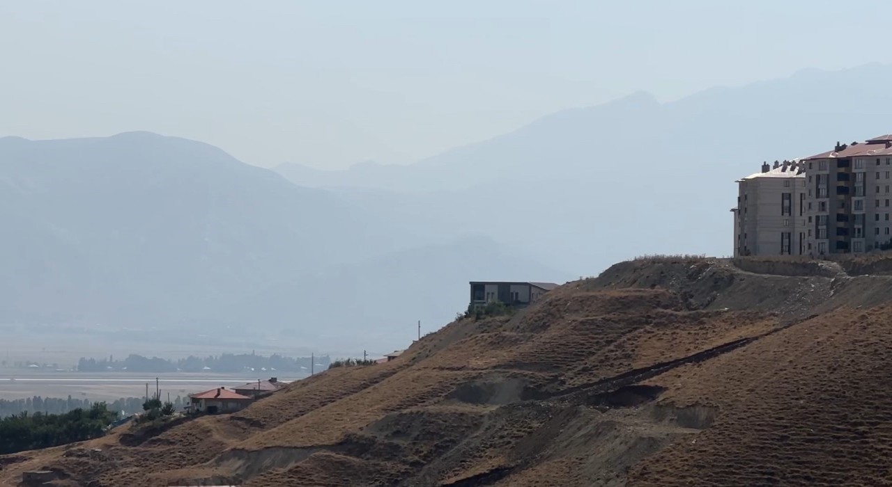 Yüksekovayı toz bulutu kapladı: Cilo dağları gözden kayboldu
