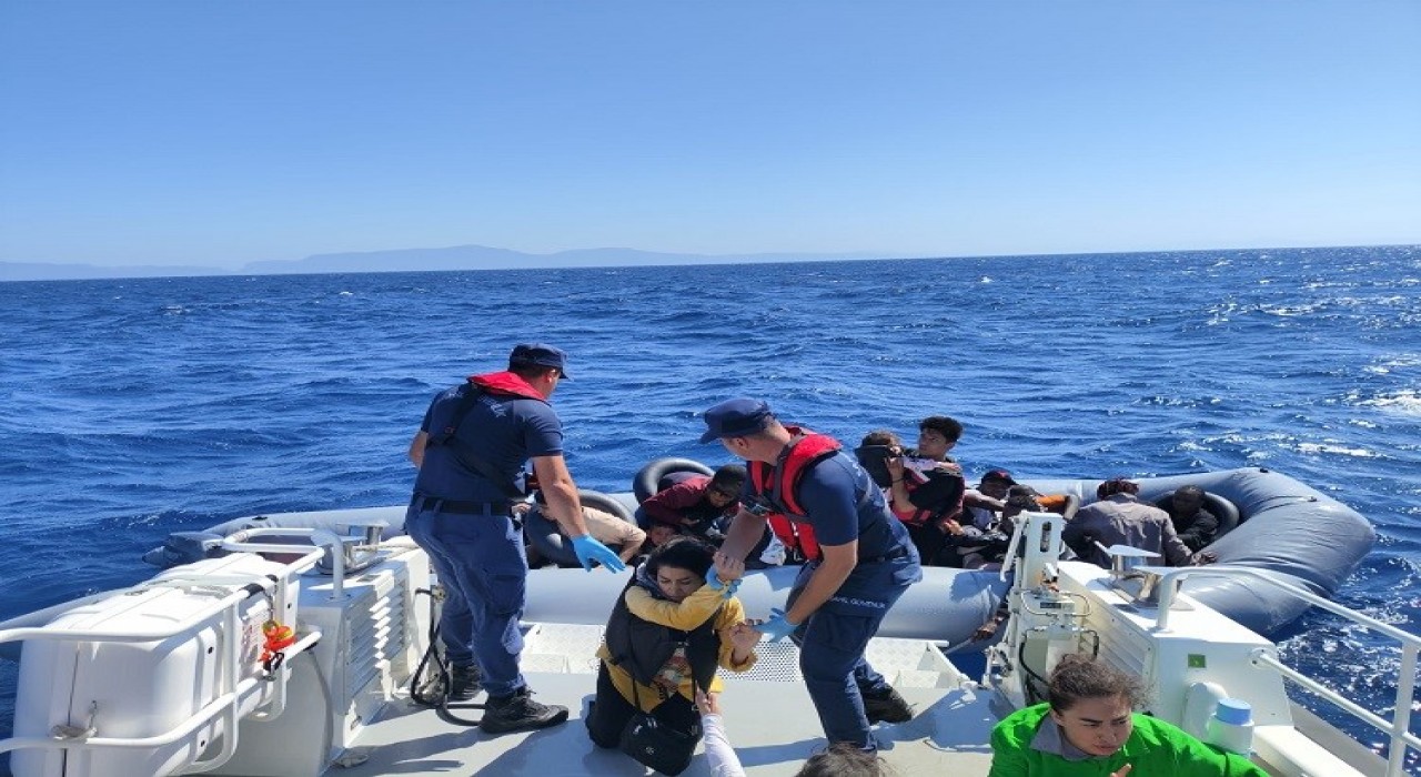 Yunanistanın geri ittiği 30 düzensiz göçmen kurtarıldı