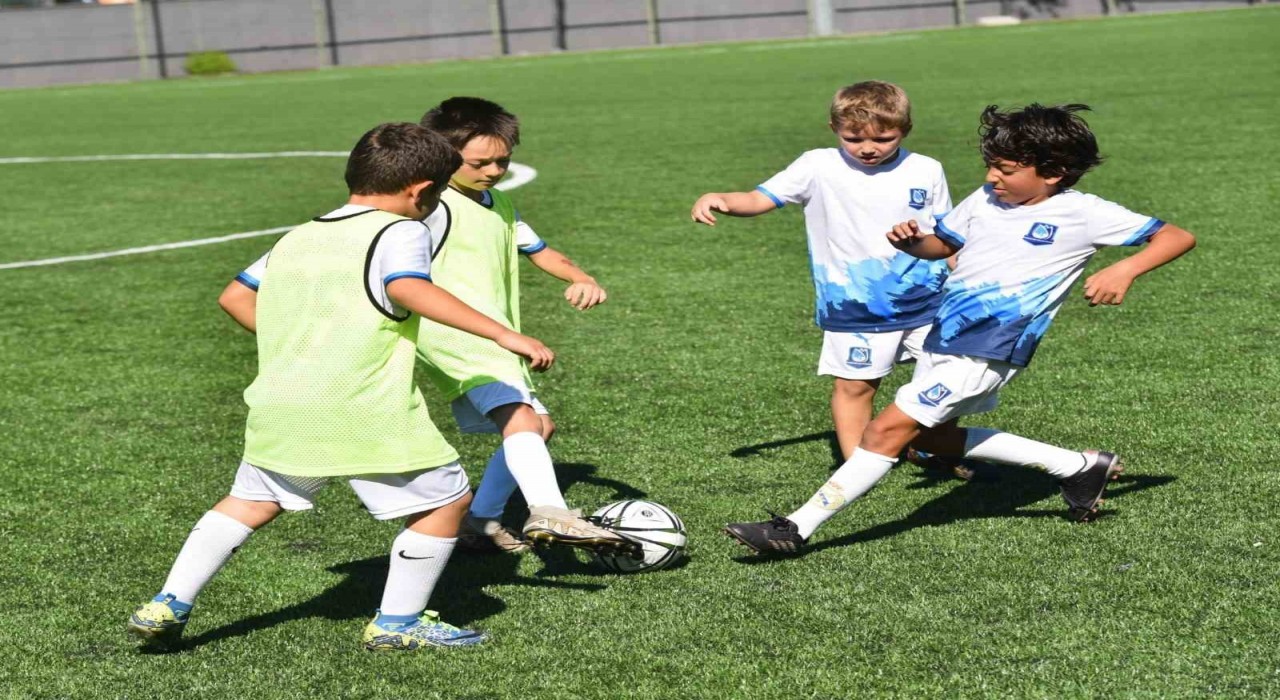Yunusemre Belediyesi yaz futbol okulu coşkuyla sona erdi