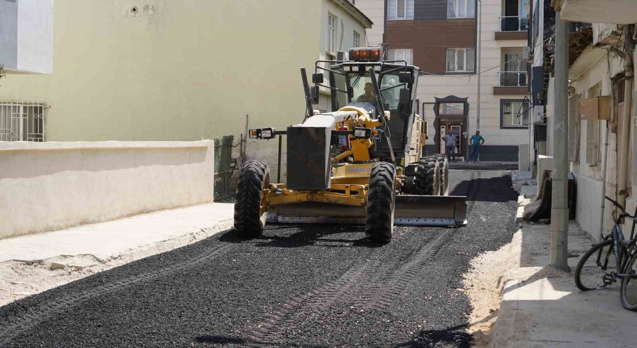 Yunusemre Belediyesinden 50. Yıl Mahallesinde asfalt çalışması