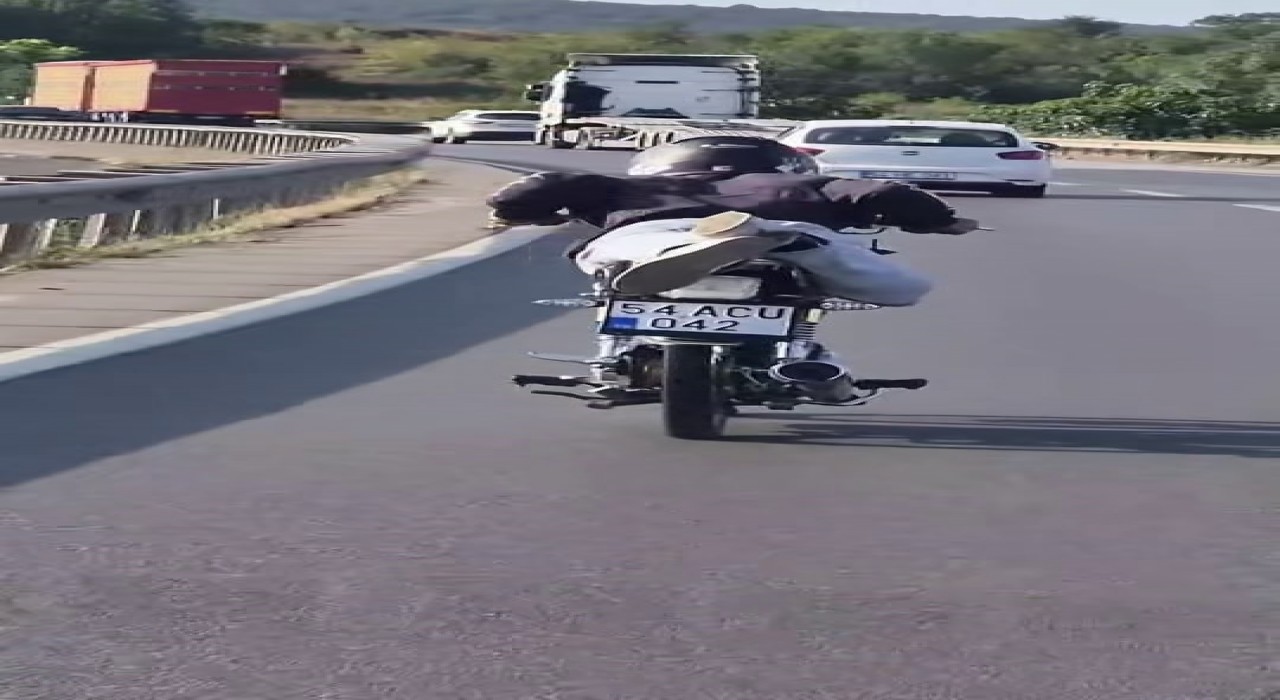 Yürekleri ağıza getiren tehlikeli sürüş: Kendileri geberiyor, diğer sürücülerin de başını yakıyorlar