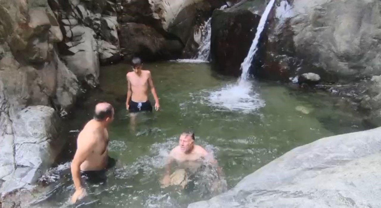 Yusufelinde sıcak havadan bunalan gençler Ayı Hamamında serinliyor