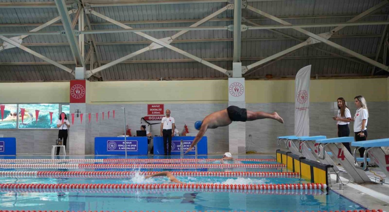 Yüzme bilmeyen kalmasın projesi çerçevesinde kamu personelleri kozlarını havuzda paylaştı