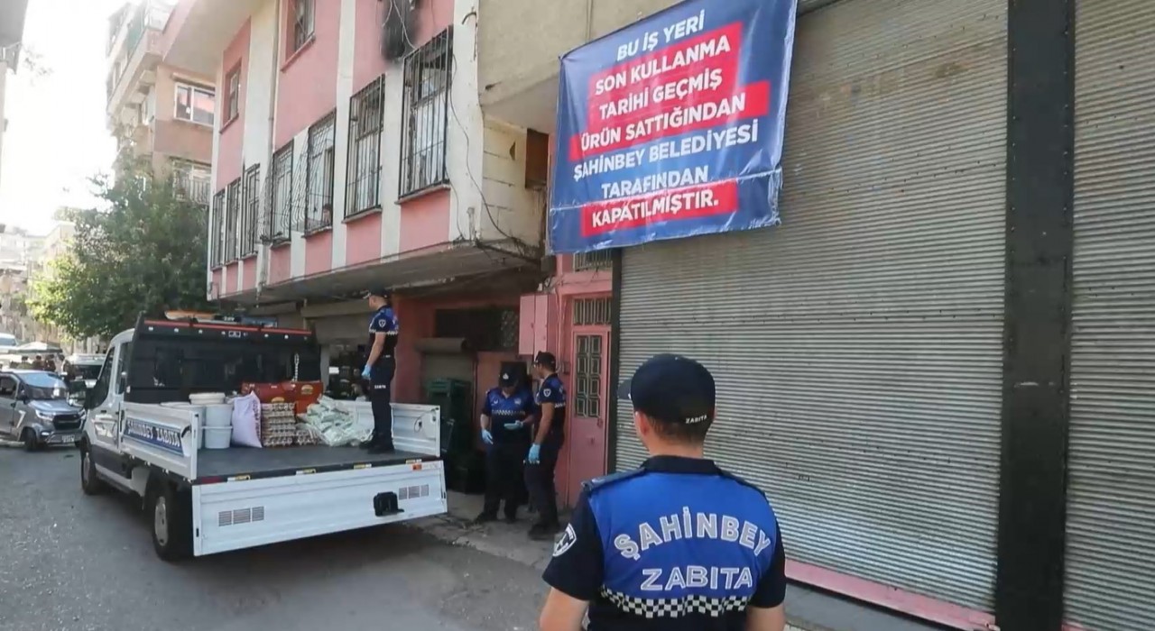 Zabıtaya saldıran esnaf tutuklandı, iş yerinde 418 kilogram tarihi geçmiş ürün tespit edildi