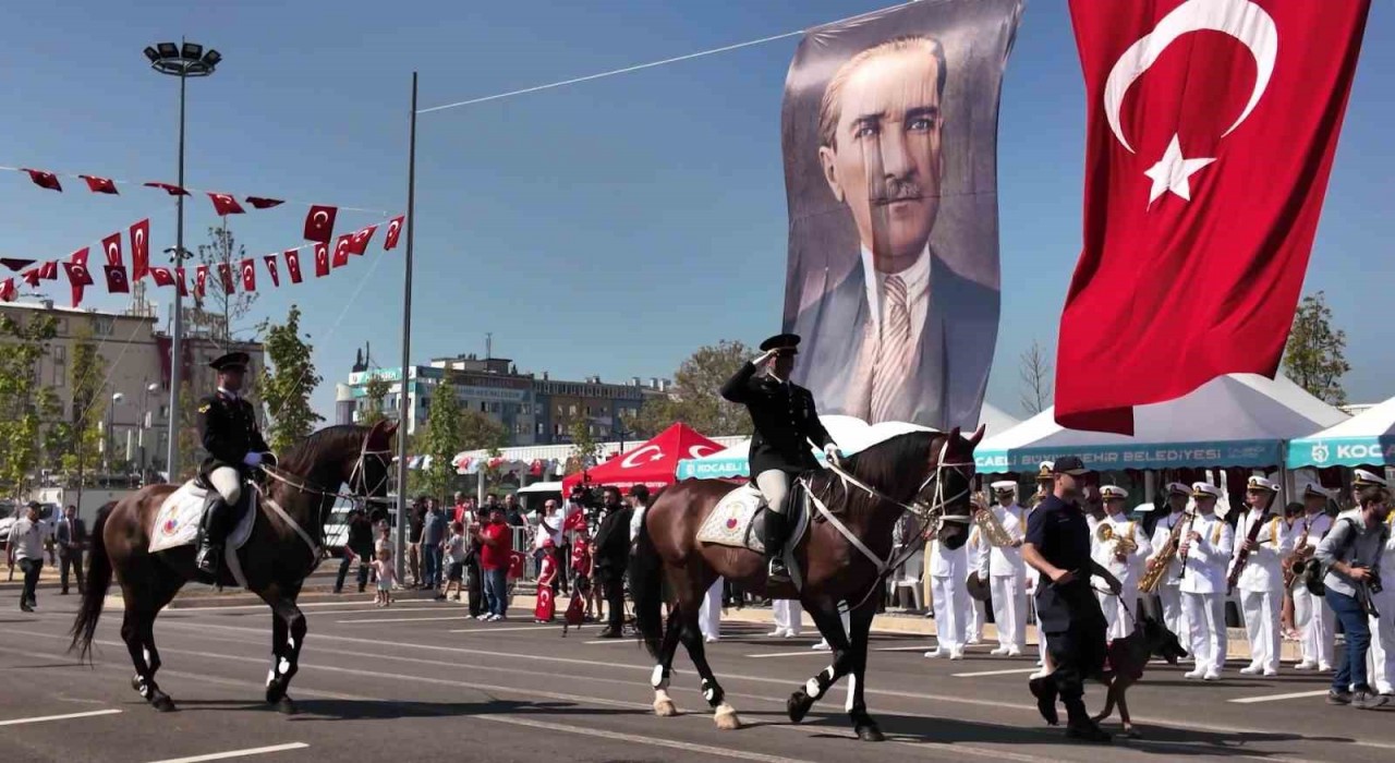Zafer Bayramı sevinci meydanlara taşındı