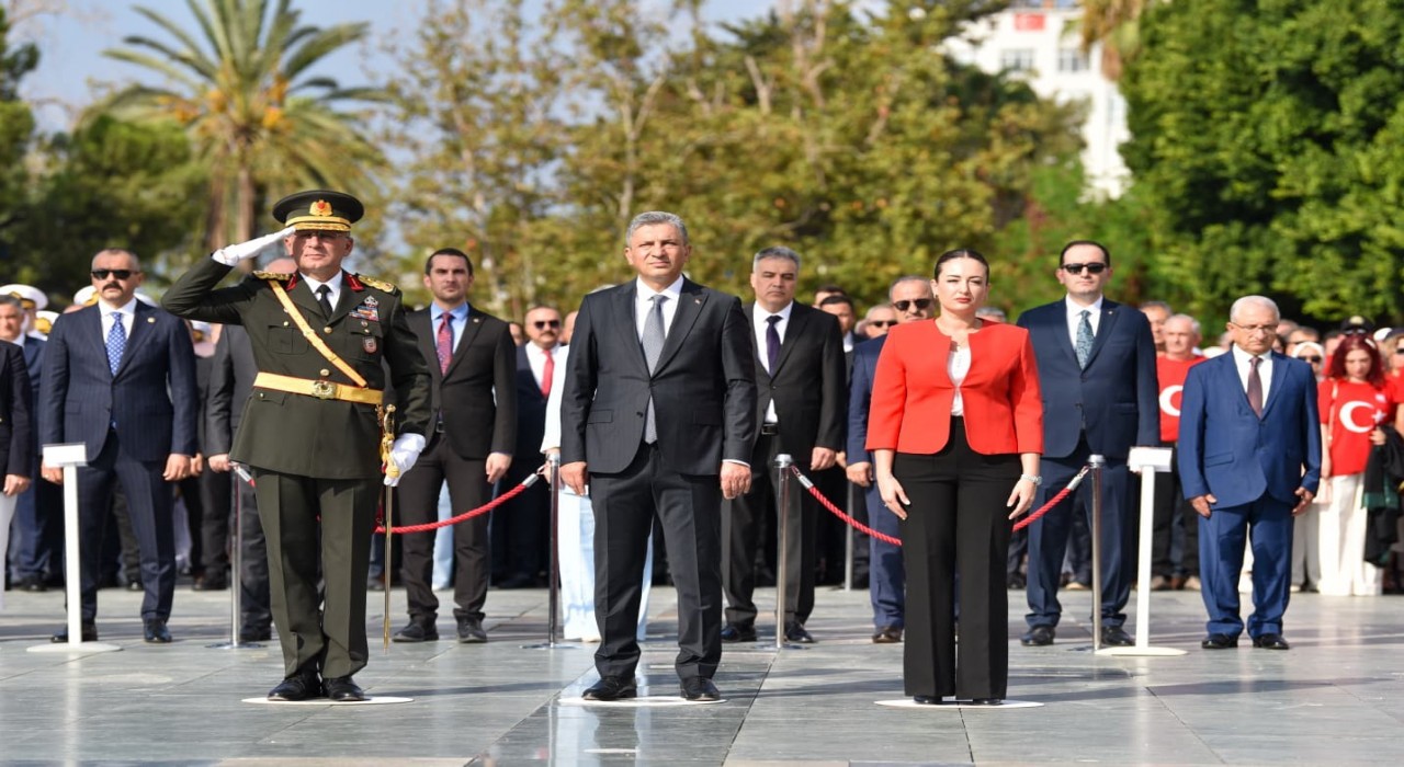 Zafer Bayramı törenine Antalyada vatandaşlar ve turistler de eşlik etti