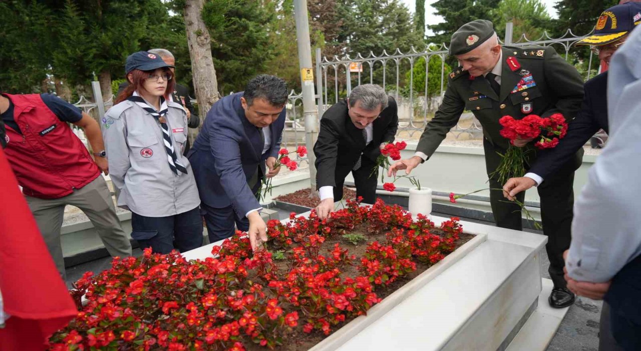 Zafer Bayramında şehitler unutulmadı