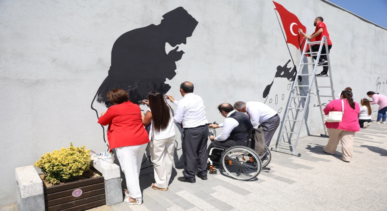 Zafer ruhu, Şehitlik Abidesi duvarlarına yansıtıldı