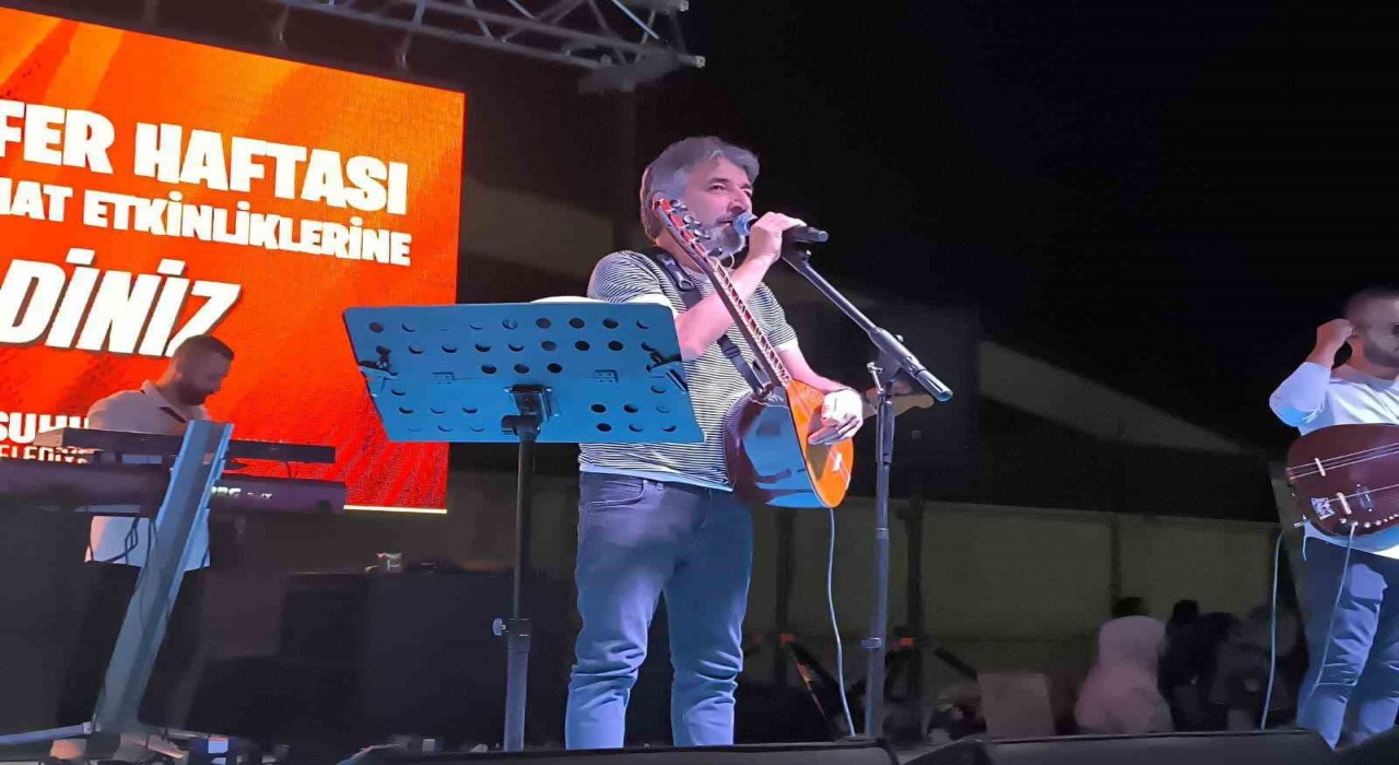 Zafer Şenliklerinde Ali Kınık konseri