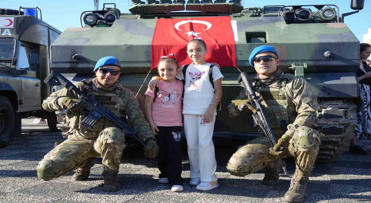 Zırhlı askeri ambulanslar ilgi odağı oldu