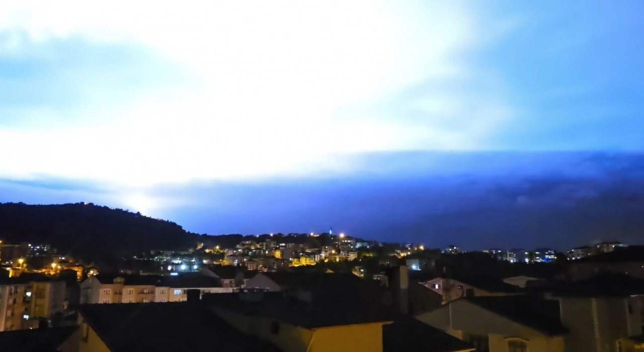 Zonguldakın Ereğli ilçesinde şimşekler geceyi aydınlattı