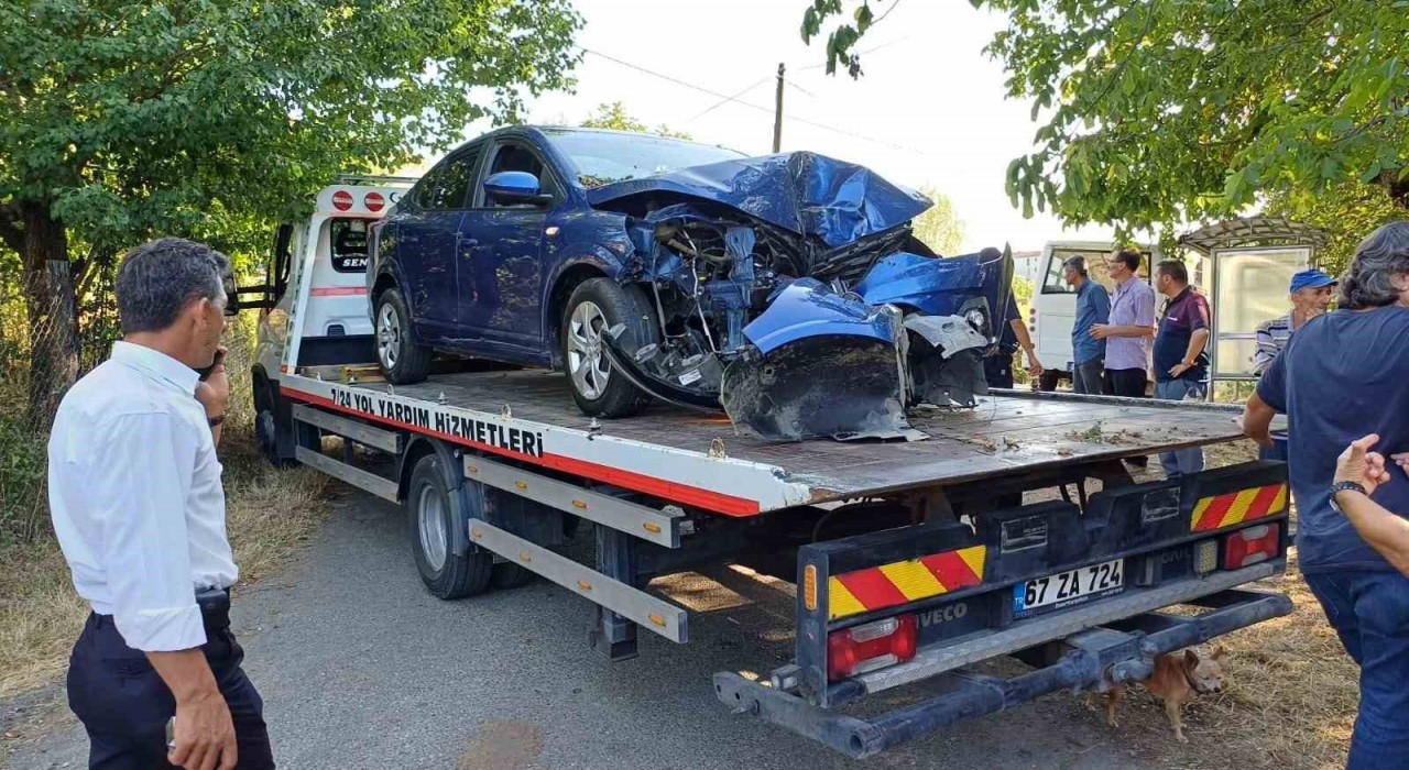 Zonguldakta direksiyon hakimiyetini kaybeden otomobil ağaca çarptı